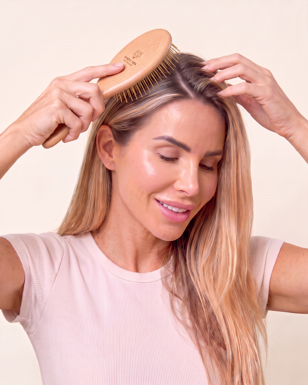 Brosse à cheveux Gua Sha en Or pour stimulation du cuir chevelu par Snow Fox Skincare. Gua Sha hair and scalp 24k gold-plated brush Snow Fox