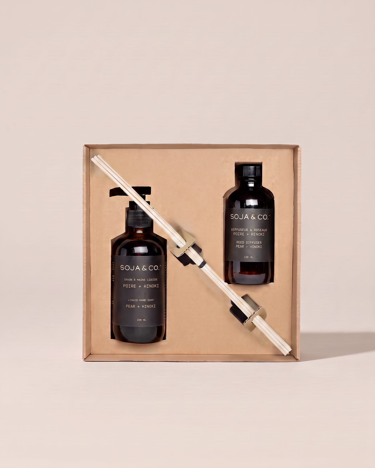 Coffret Poire et Hinoki Soja&Co avec savon à mains et diffuseur à roseaux. Pear + Hinoki hand soap reed diffuser set Soja&Co.