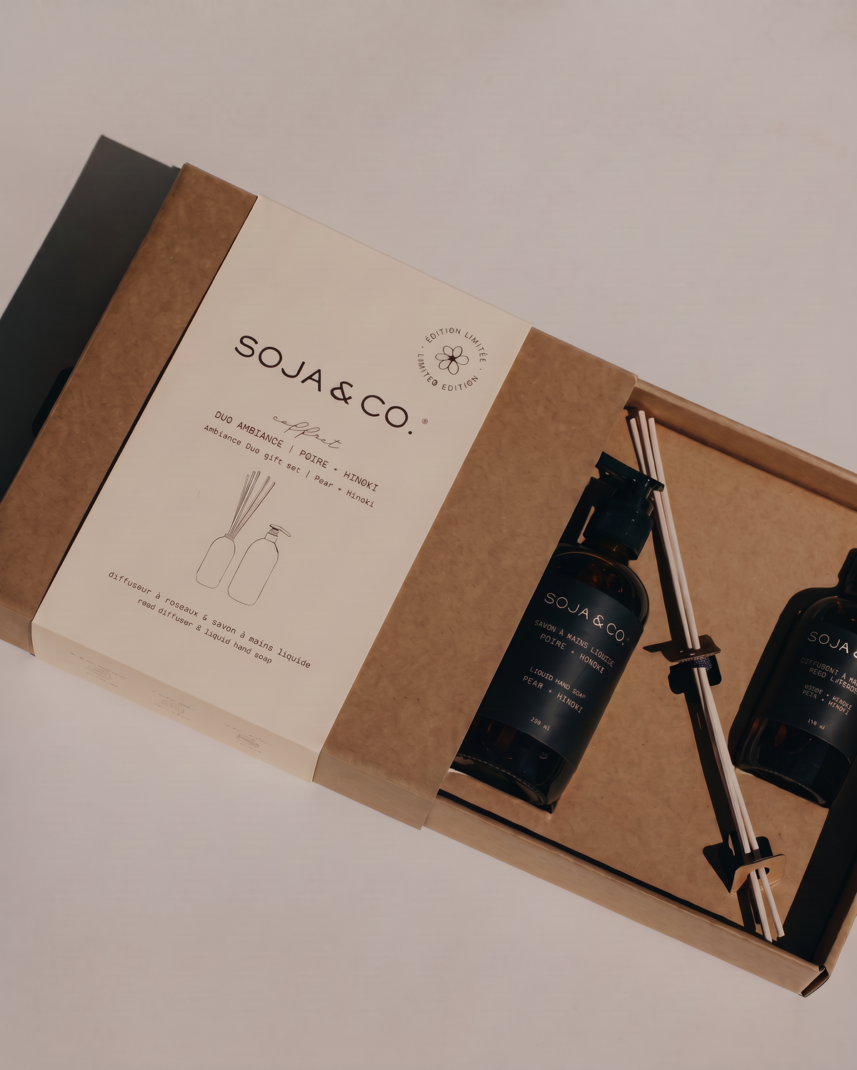 Coffret Poire et Hinoki Soja&Co avec savon à mains et diffuseur à roseaux. Pear + Hinoki hand soap reed diffuser set Soja&Co.