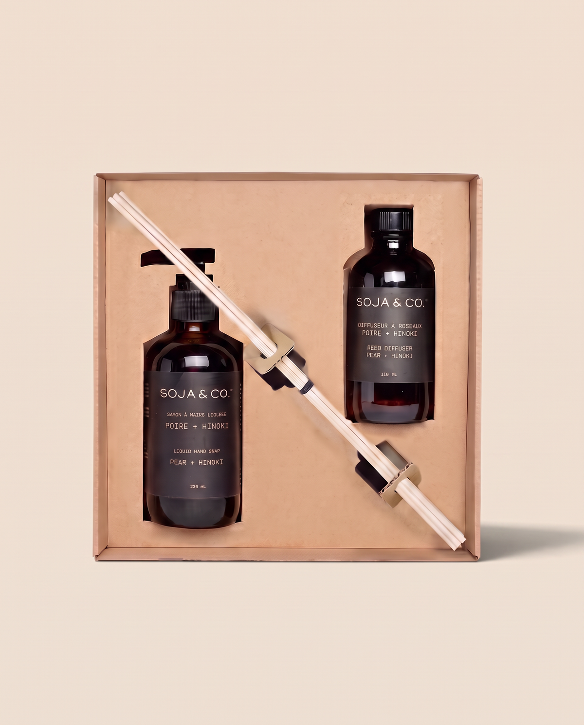 Coffret Poire et Hinoki Soja&Co avec savon à mains et diffuseur à roseaux. Pear + Hinoki hand soap reed diffuser set Soja&Co.