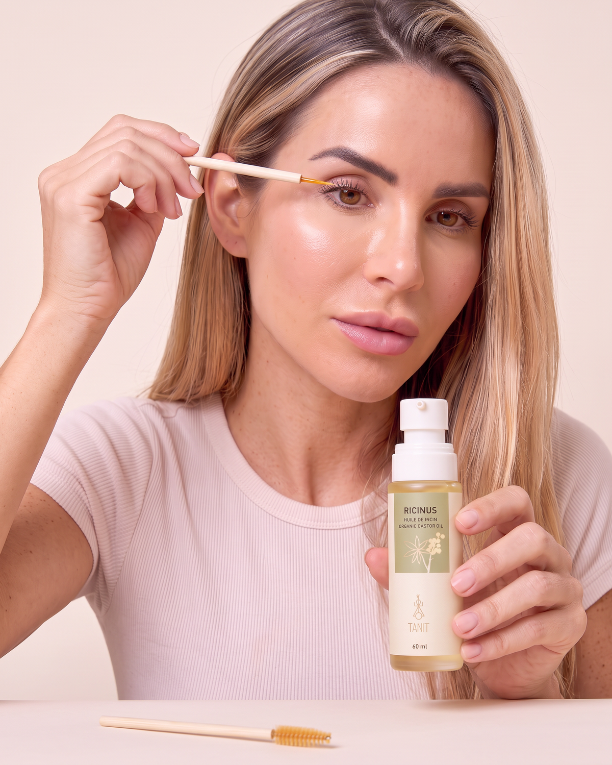 Huile de ricin biologique pour renforcir, nourrir et revitaliser les cils, soin après rehaussement des cils de Tanit. Organic Castor Oil to moisturize lashes post lash lift by Tanit.