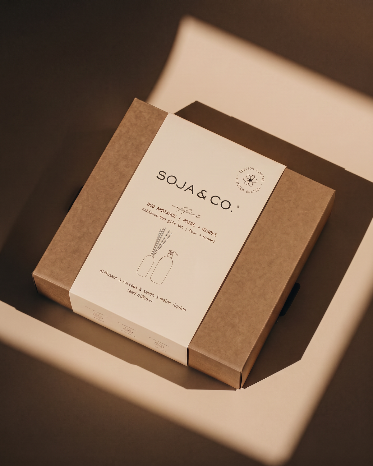 Coffret Poire et Hinoki Soja&Co avec savon à mains et diffuseur à roseaux. Pear + Hinoki hand soap reed diffuser set Soja&Co.