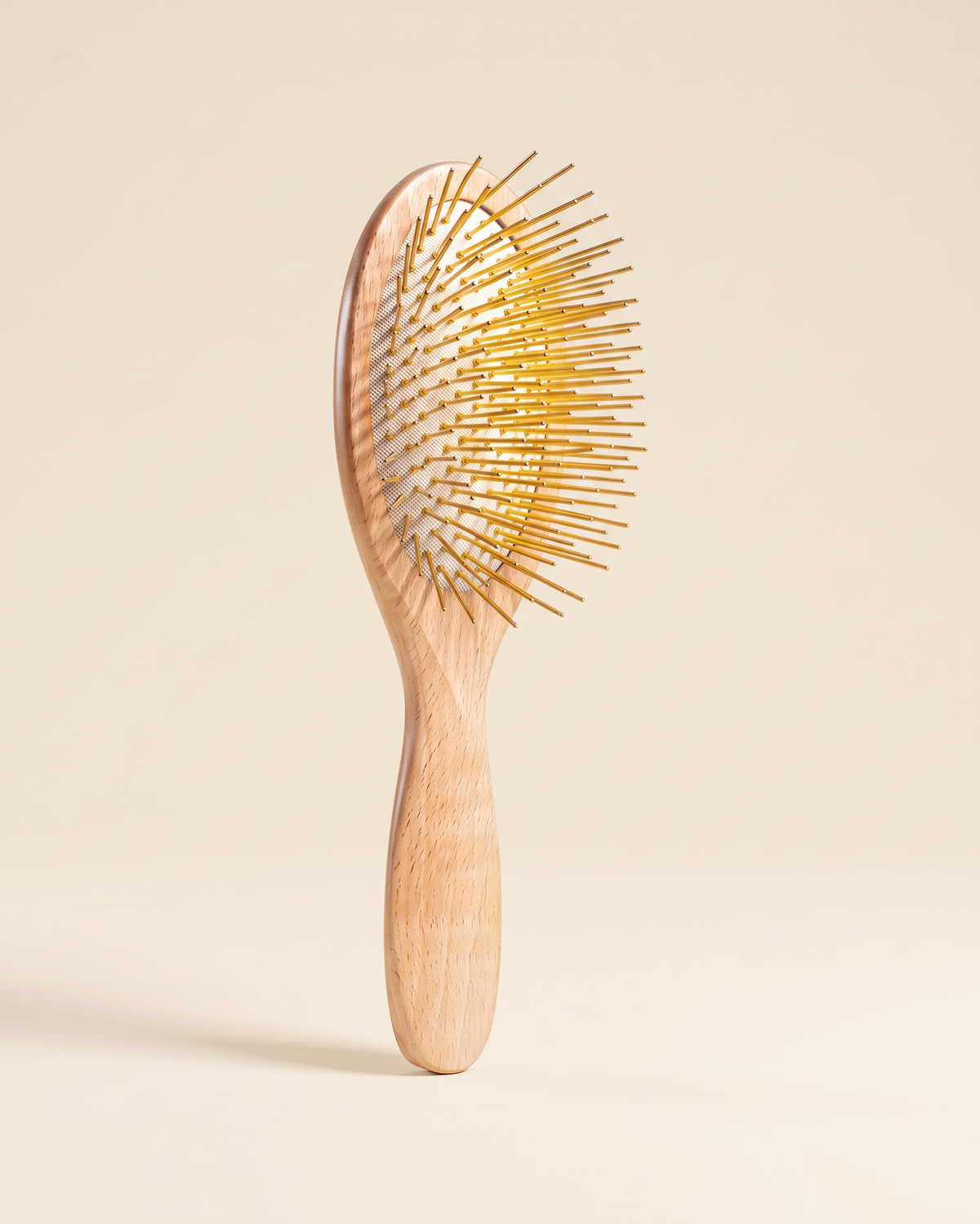 Brosse à cheveux Gua Sha en Or pour stimulation du cuir chevelu par Snow Fox Skincare. Gua Sha hair and scalp 24k gold-plated brush Snow Fox