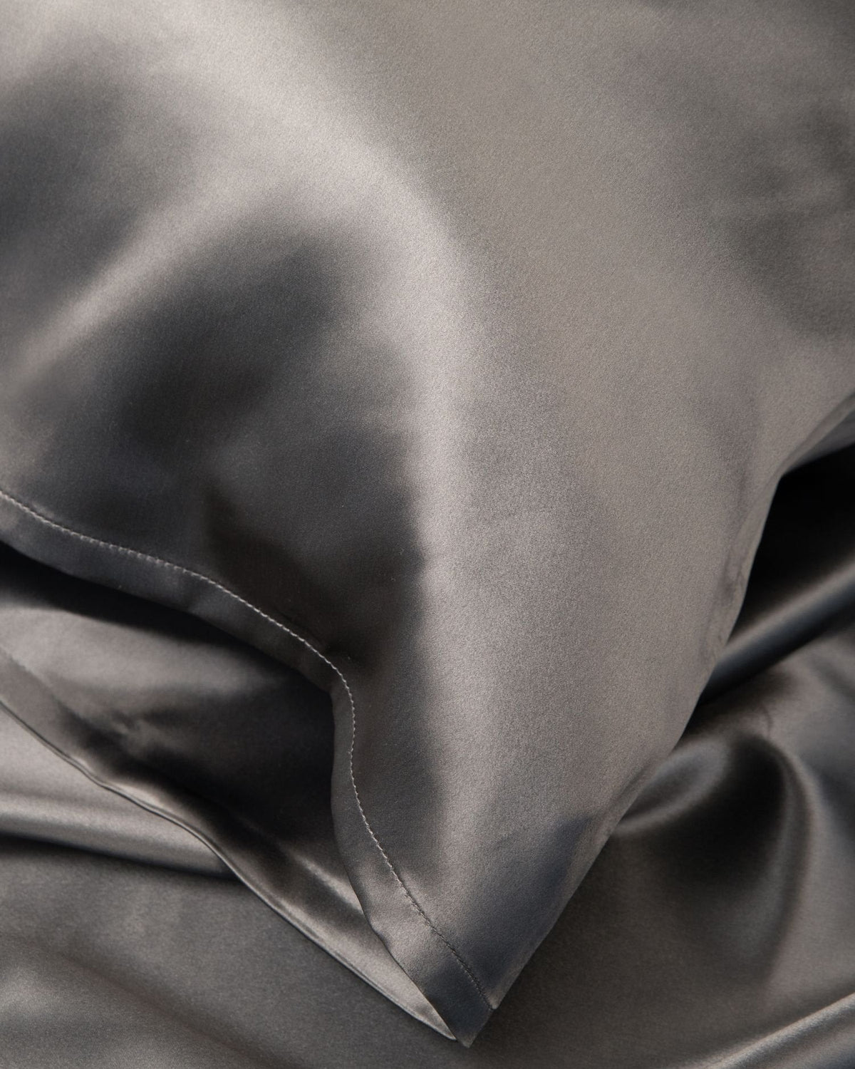 Taies d'oreiller gris anthracite en soie de mûrier Sillo 22 momme pure mulberry grey silk pillowcases for skin and hair