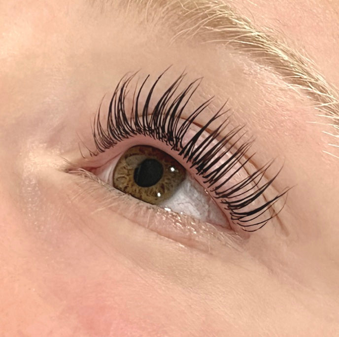 Rehaussement des cils à la kératine aussi connu sous lash lift coréen à Laval, Browgeous Esthétique