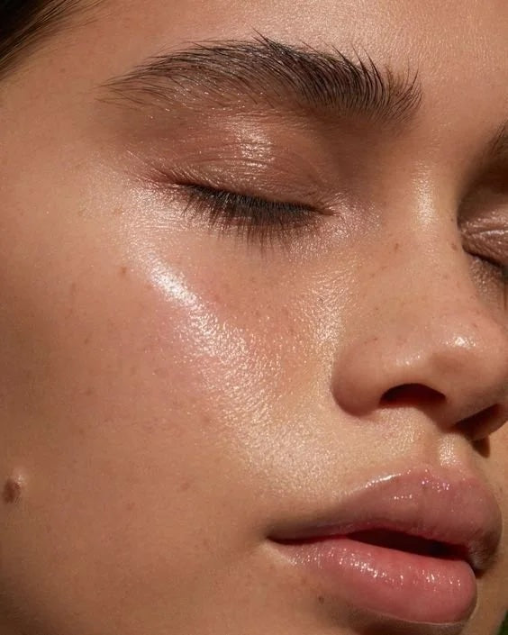 Microneeling du visage à Laval chez Browgeous Esthétique. Soin facial réalisé avec des micro-aiguilles.